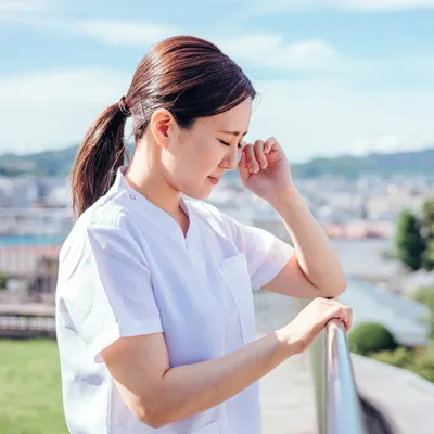 悩みを抱える看護師